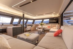 Pozzetto con tavolo da pranzo a bordo del catamarano Fountaine Pajot 67