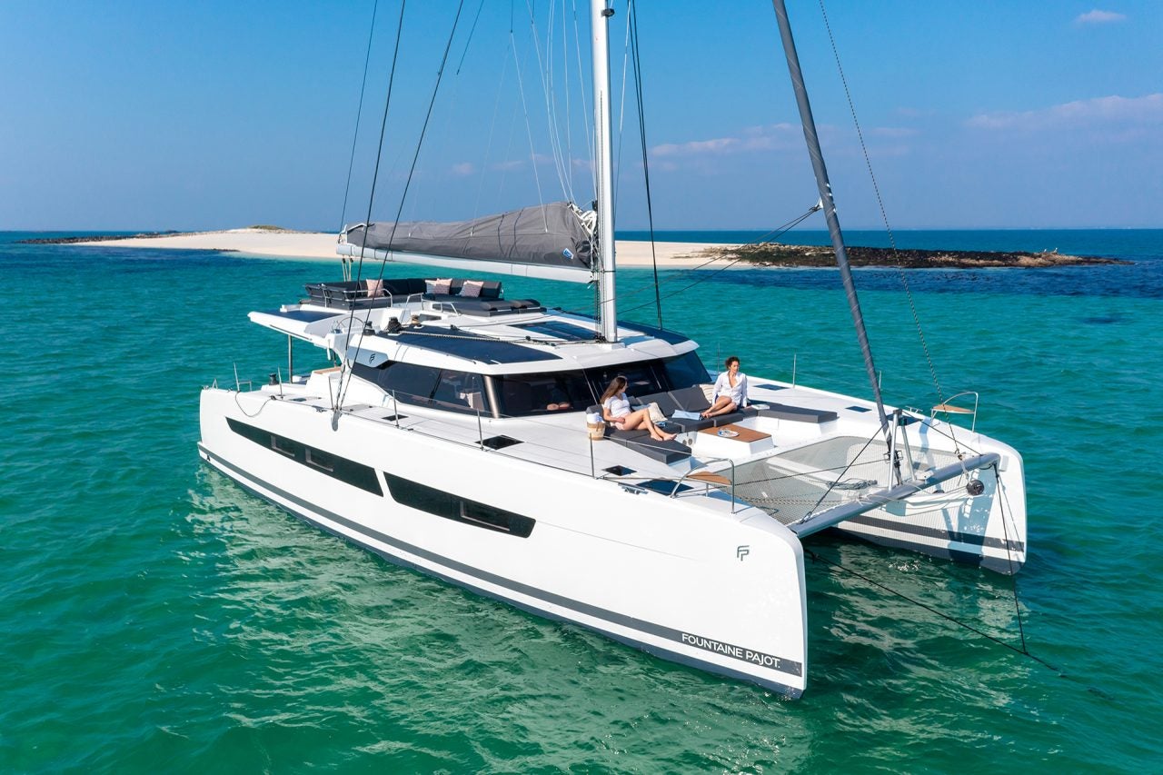 Catamaran à voile Aura 51 au mouillage près d’une île de sable