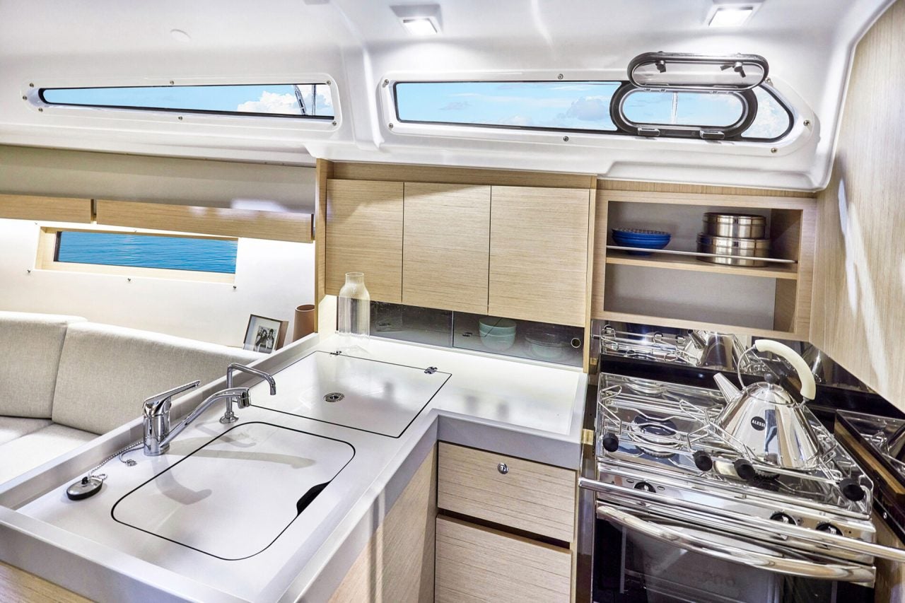 Cucina con lavello e fornello della barca a vela Beneteau Oceanis 34.1