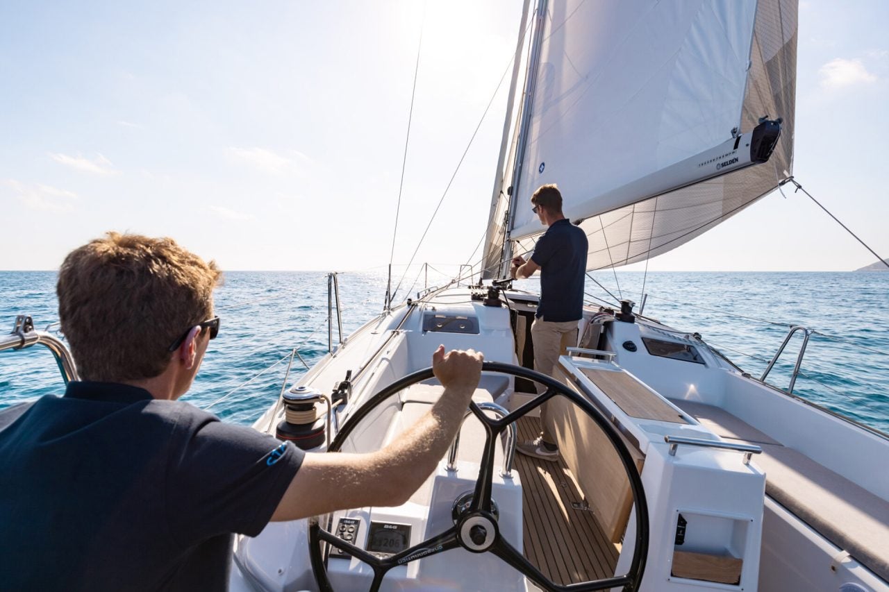 Uomo nella cabina di pilotaggio della barca a vela Beneteau Oceanis 34.1