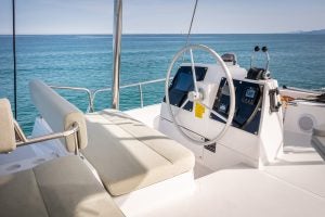 Puesto de mando del catamarán de vela Bali 4.6 con un gran asiento acolchado