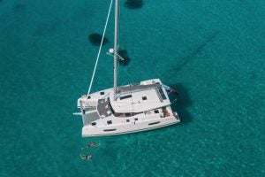 Vue aérienne d’un catamaran Fountaine Pajot Isla 40 ancré