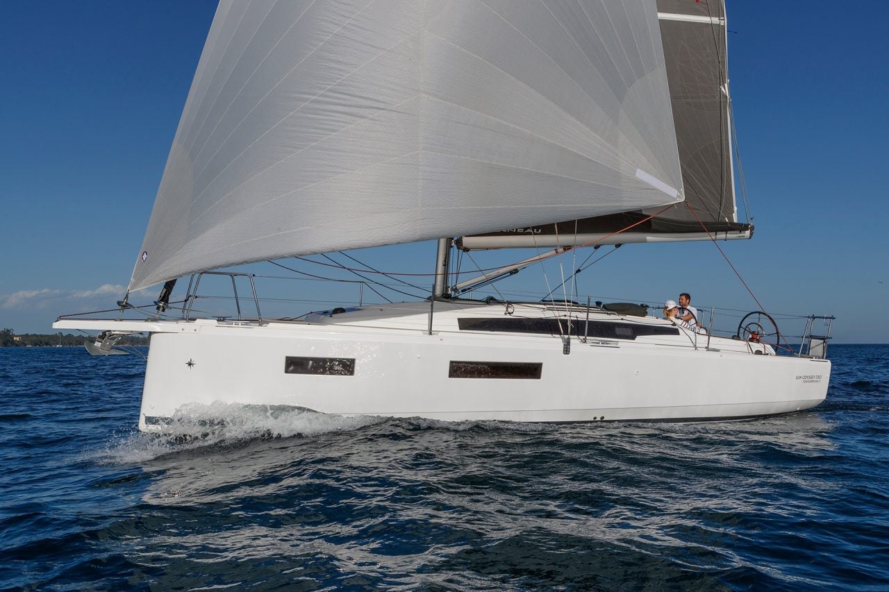 El monocasco Jeanneau Sun Odyssey 350 bajo la vela