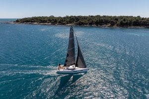 Voilier monocoque Sun Odyssey 350 naviguant près de la côte