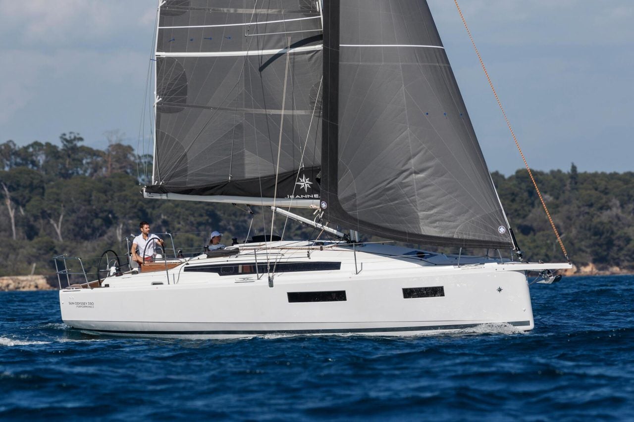 El velero Jeanneau Sun Odyssey 350 a vela