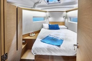 Cabina della barca a vela Sun Odyssey 380 con interni in legno chiaro