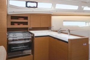 Bordküche des Einrumpfboots Jeanneau Sun Odyssey 380