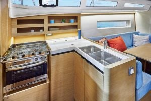 Cuisine du voillier monocoque Jeanneau Sun Odyssey 380