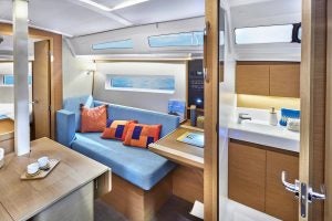 Banquette intérieure et accès à la salle de bain du voilier monocoque Sun Odyssey 380