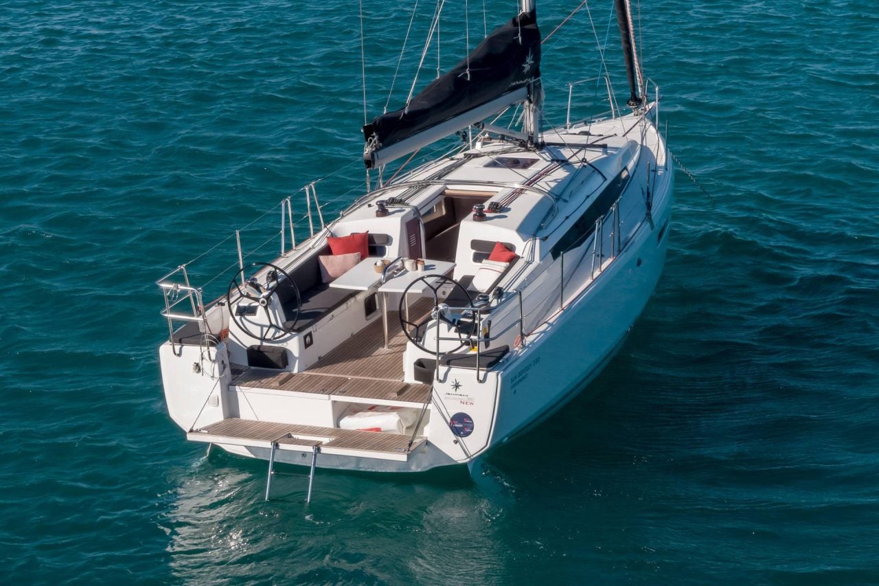 Das Segelboot Jeanneau Sun Odyssey 380 vor Anker