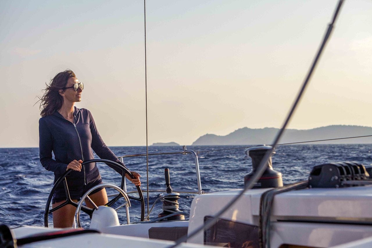 Donna al timone di una monoscafo a vela Jeanneau Sun Odyssey 410