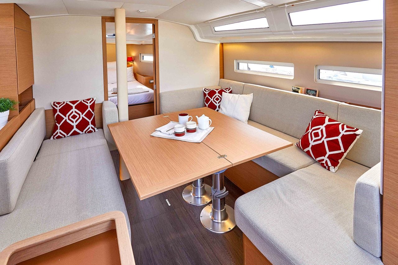 Grand espace de repas du voilier Sun Odyssey 410