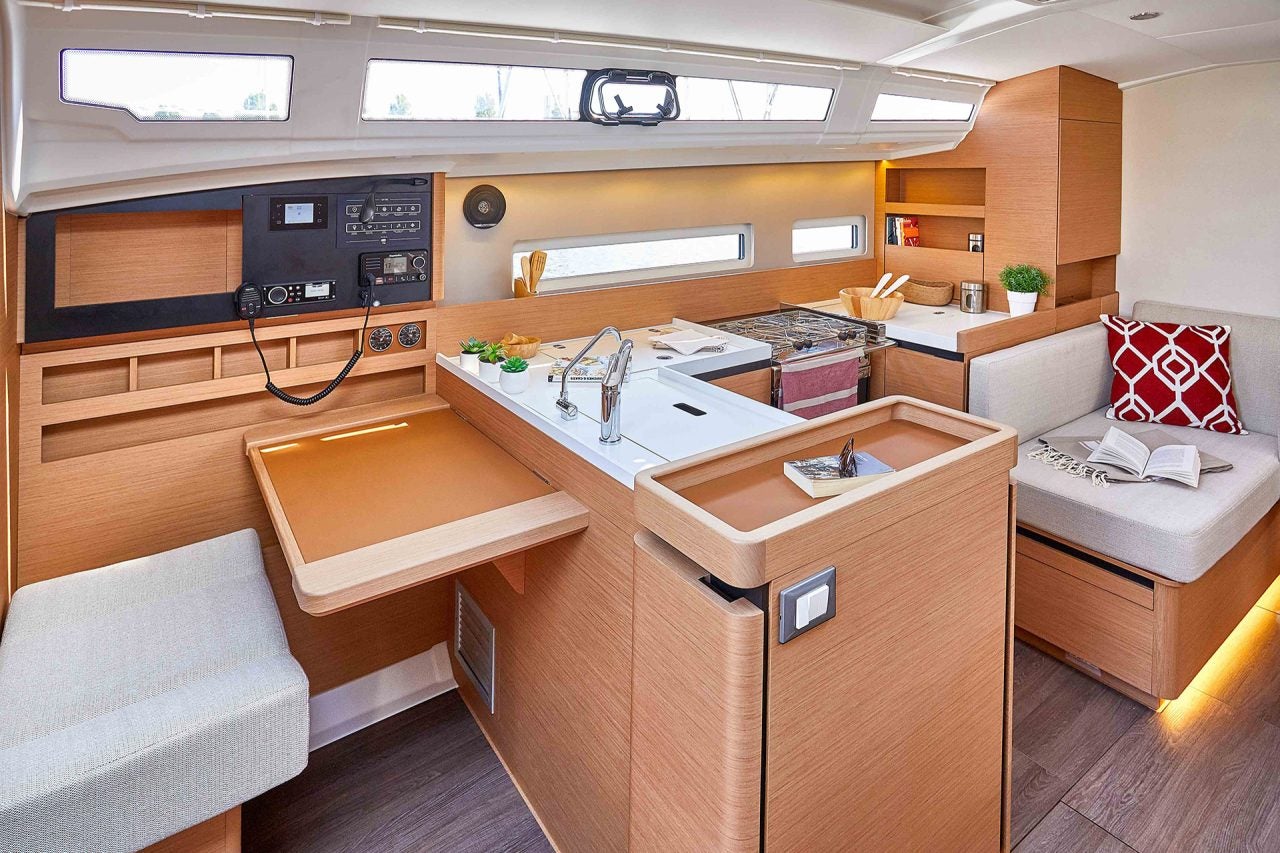 Cucina di bordo e plancia di comando della barca a vela Sun Odyssey 410