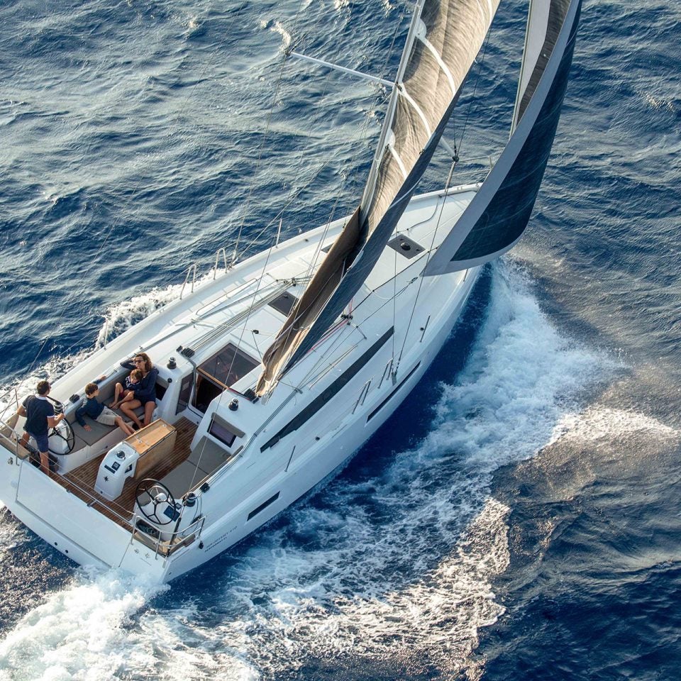 Vue aérienne du bateau Jeanneau 410 sous voiles