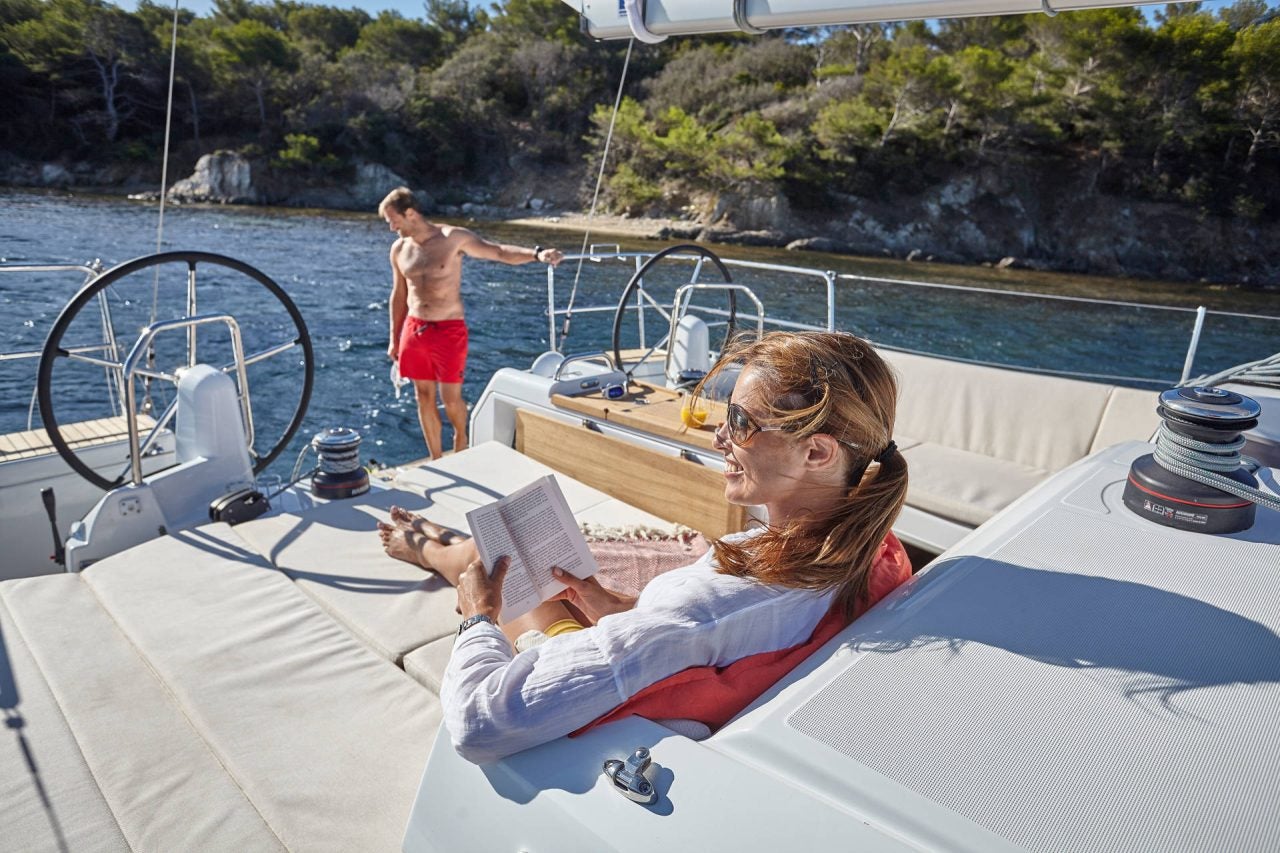 Couple dans le cockpit du voilier Jeanneau Sun Odyssey 440