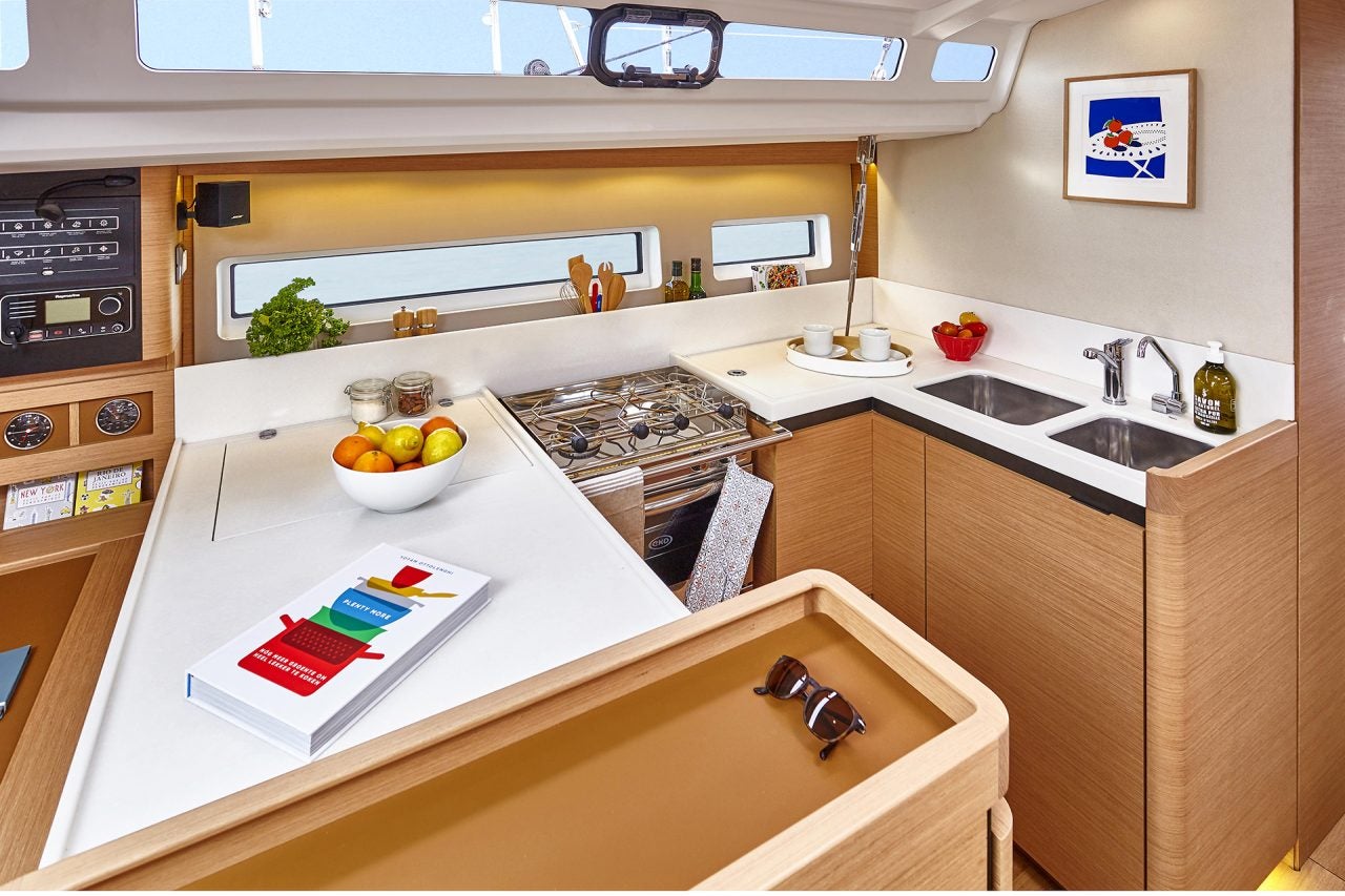 Cocina del monocasco Sun Odyssey 440