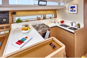 Die Küche des Einrumpfboots Sun Odyssey 440