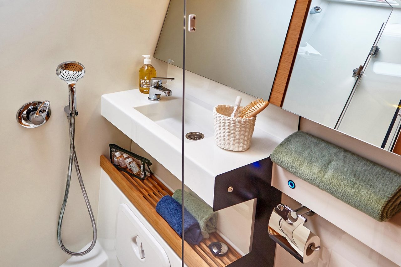 Salle de bain du voilier monocoque Jeanneau Sun Odyssey 440