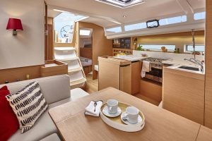 Der Wohnbereich im Inneren des Einrumpfboots Jeanneau Sun Odyssey 440