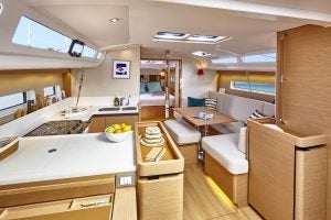 Vue ample sur le grand salon du monocoque Sun Odyssey 440