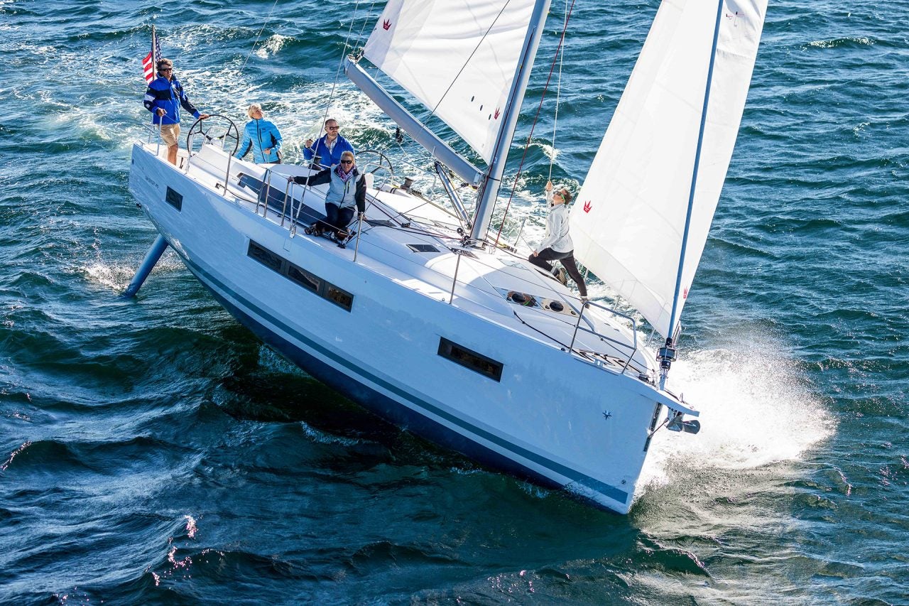 Das Segelboot Sun Odyssey 490 krängt unter Segel