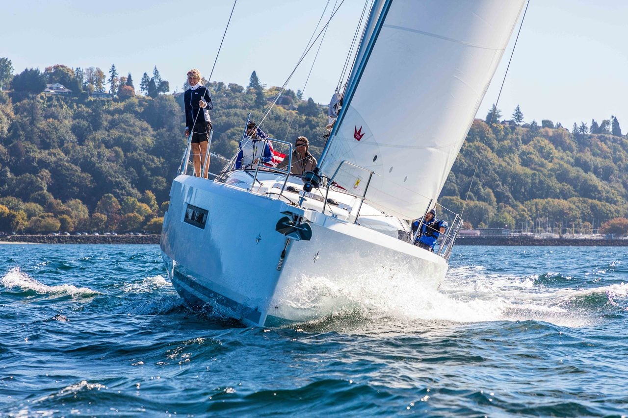 Vorderansicht des Einrumpfboots Jeanneau Sun Odyssey 490 unter Segel