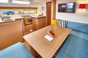 Cuisine et espace de repas du voilier Sun Odyssey 490