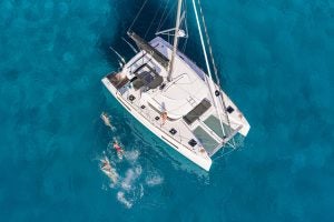 Vista aérea del catamarán a vela Lagoon 40 fondeando