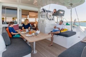 Famille assise dans le cockpit du bateau Lagoon 40