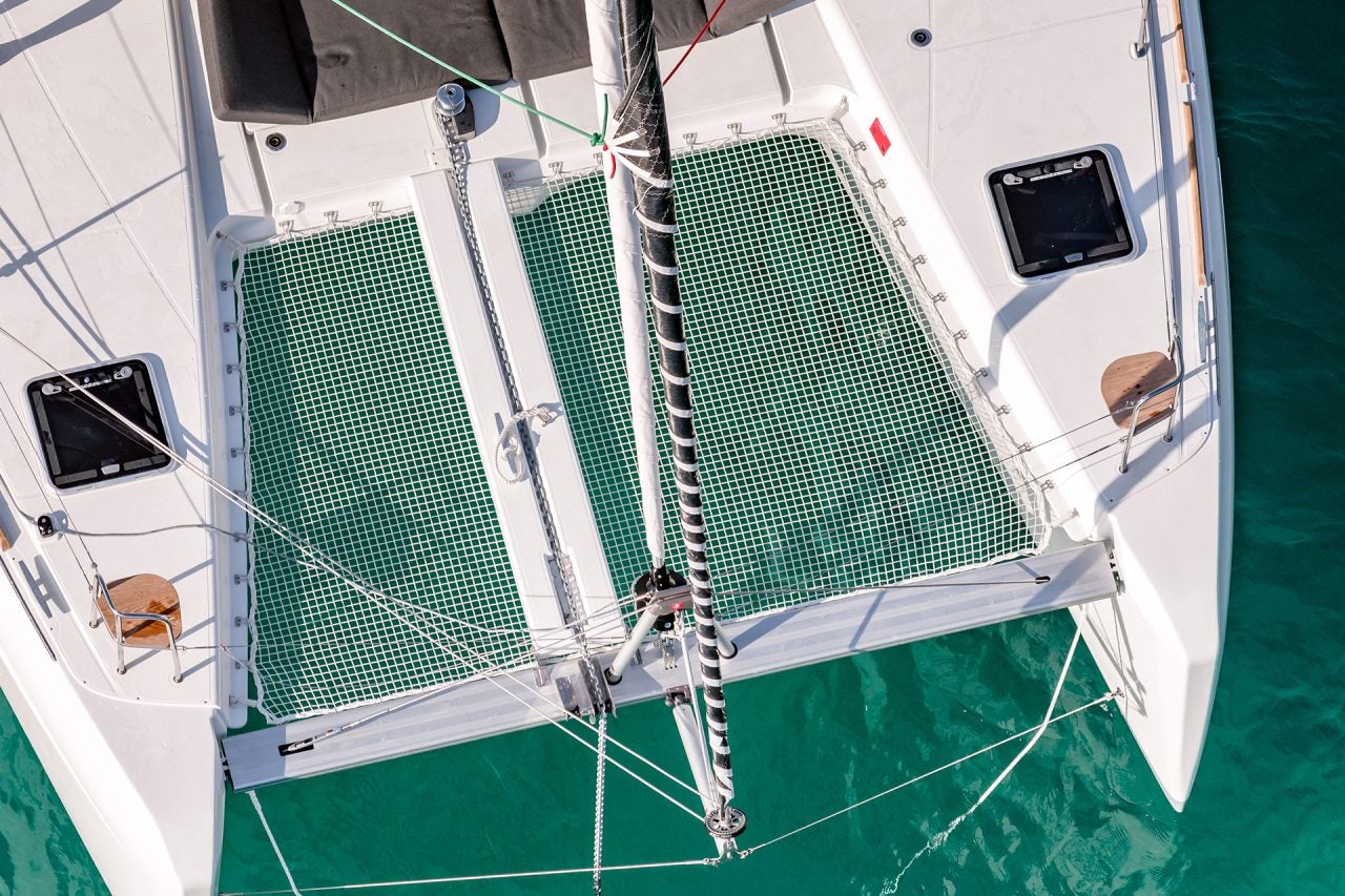 Amplio trampolín de proa del catamarán Lagoon 40