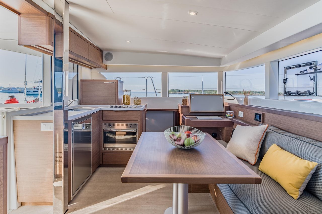 Salon et cuisine sur le voilier catamaran Lagoon 40