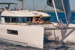 Famiglia a bordo della barca a vela Lagoon 40 in navigazione