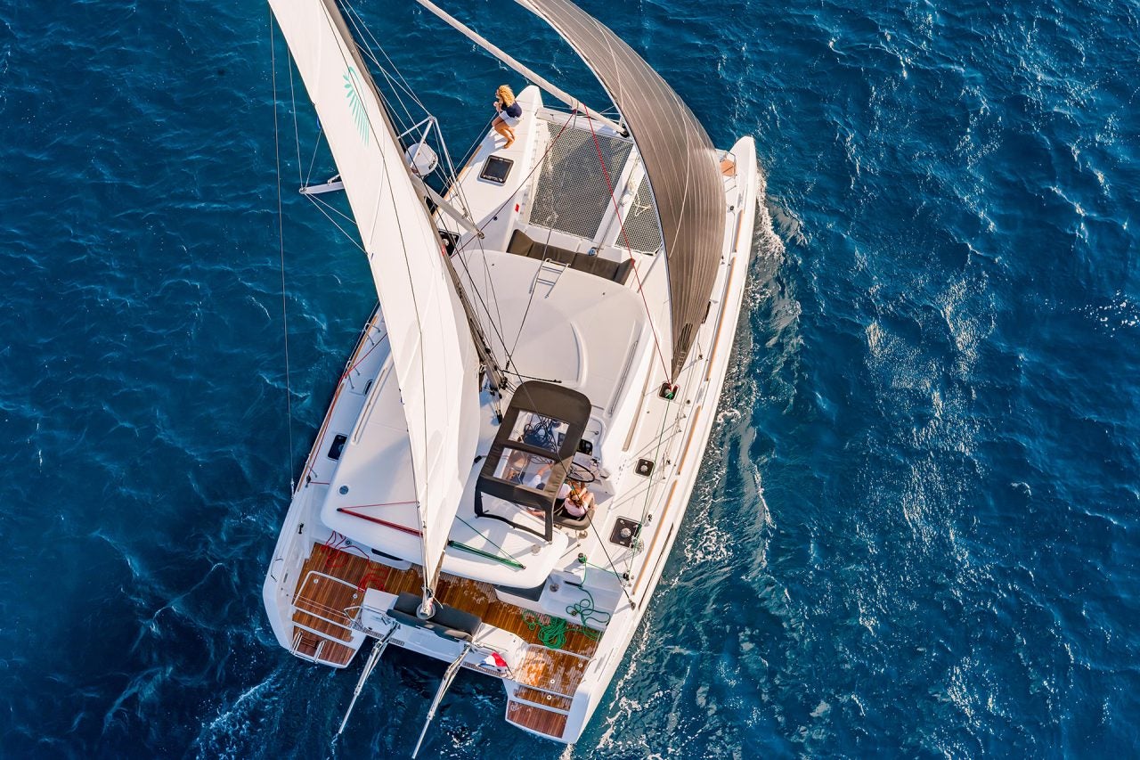 Vue aérienne du catamaran Lagoon 40 naviguant sur des eaux bleues