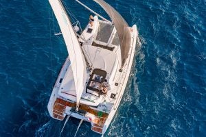 Vista aérea de catamarán Lagoon 40 navegando en aguas azules