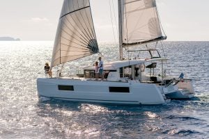 Famiglia sul ponte del catamarano Lagoon 40 in navigazione