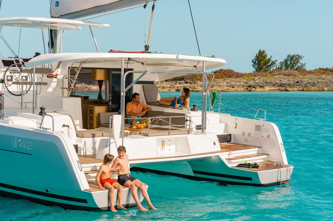 Una pareja relajándose en el puente de mando del catamarán Lagoon 42