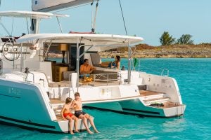 Una pareja relajándose en el puente de mando del catamarán Lagoon 42