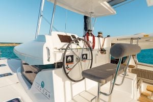 Der Steuerstand des Katamarans Lagoon 42 von Dream Yacht