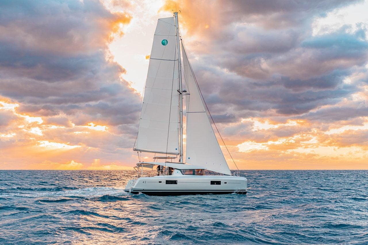 Catamarano a vela Lagoon 42 in navigazione al tramonto