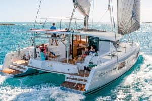 Una pareja relajándose en el puente de mando del catamarán Lagoon 42