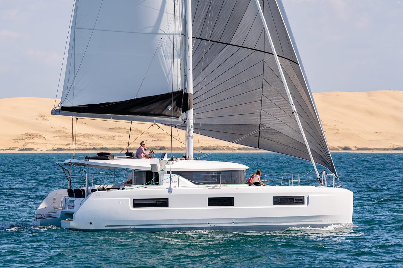 Seitenansicht der segelnden Yacht Lagoon 46