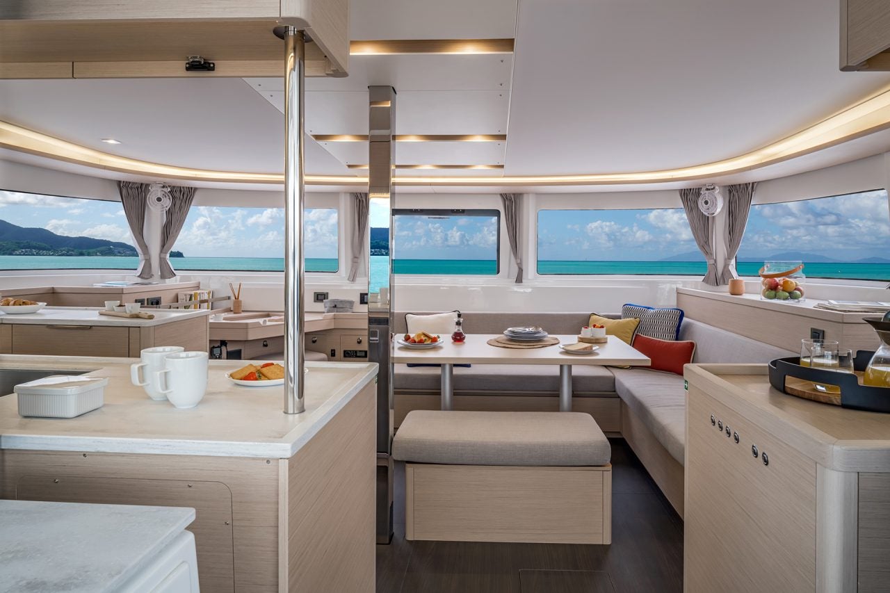 Gran salón interior del yate Lagoon 46 con ventanas envolventes