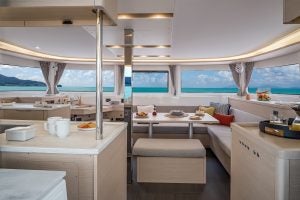 Der große Salon mit umlaufenden Fenstern im Innenbereich der Yacht Lagoon 46