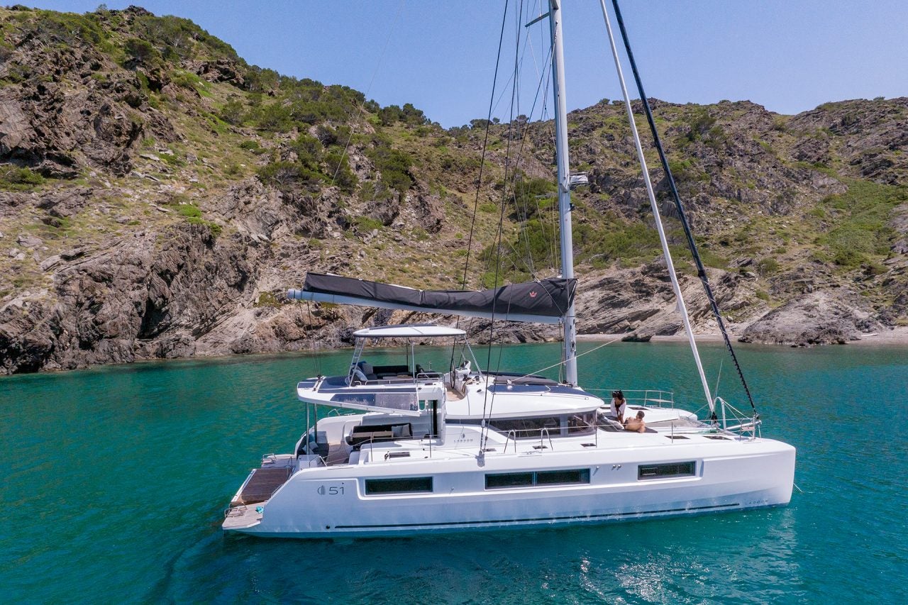 Vista laterale dell'elegante catamarano a vela Lagoon 51 in rada