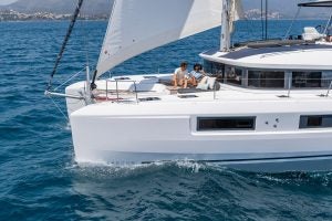 Elegante catamarano Lagoon 51 in navigazione con coppia sul ponte di prua