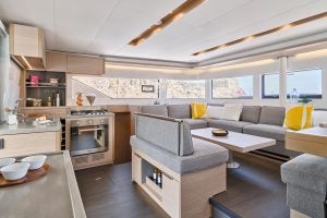 Interior del gran salón del catamarán Lagoon 51