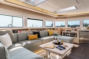 Salón del catamarán a vela Lagoon 55 con grandes ventanales envolventes