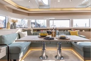 Salón del yate Lagoon 55 con grandes ventanales envolventes