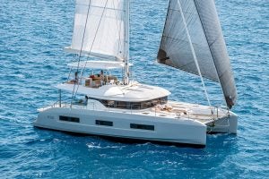 Die Yacht Lagoon 55 segelt im blauen Wasser