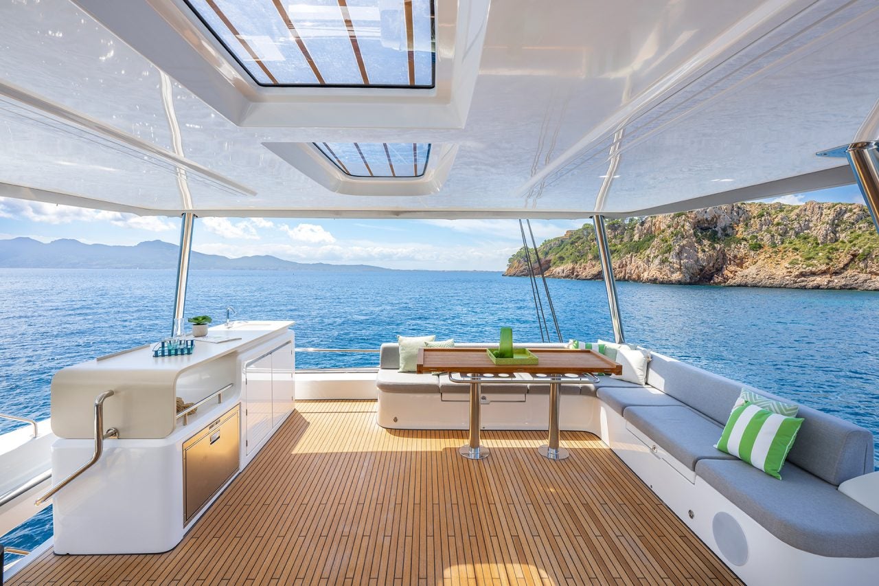 Mesa de comedor del puente volante del catamarán a vela de lujo Lagoon 60